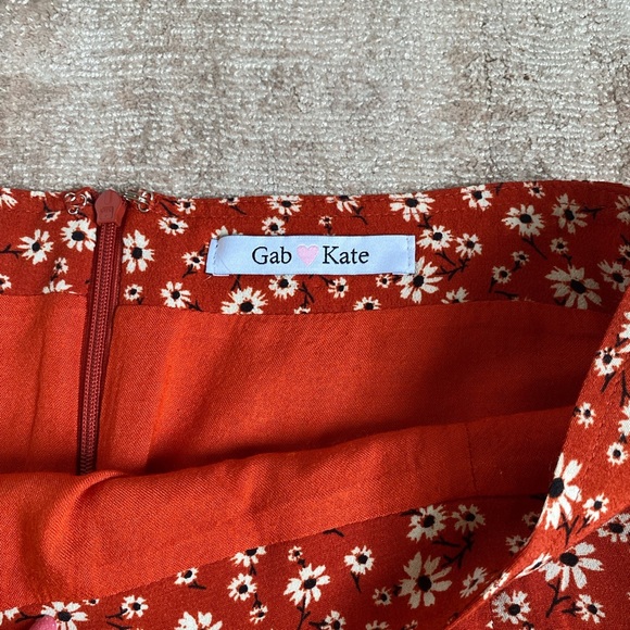 gab and kate floral mini skirt with slit - Picture 2 of 2